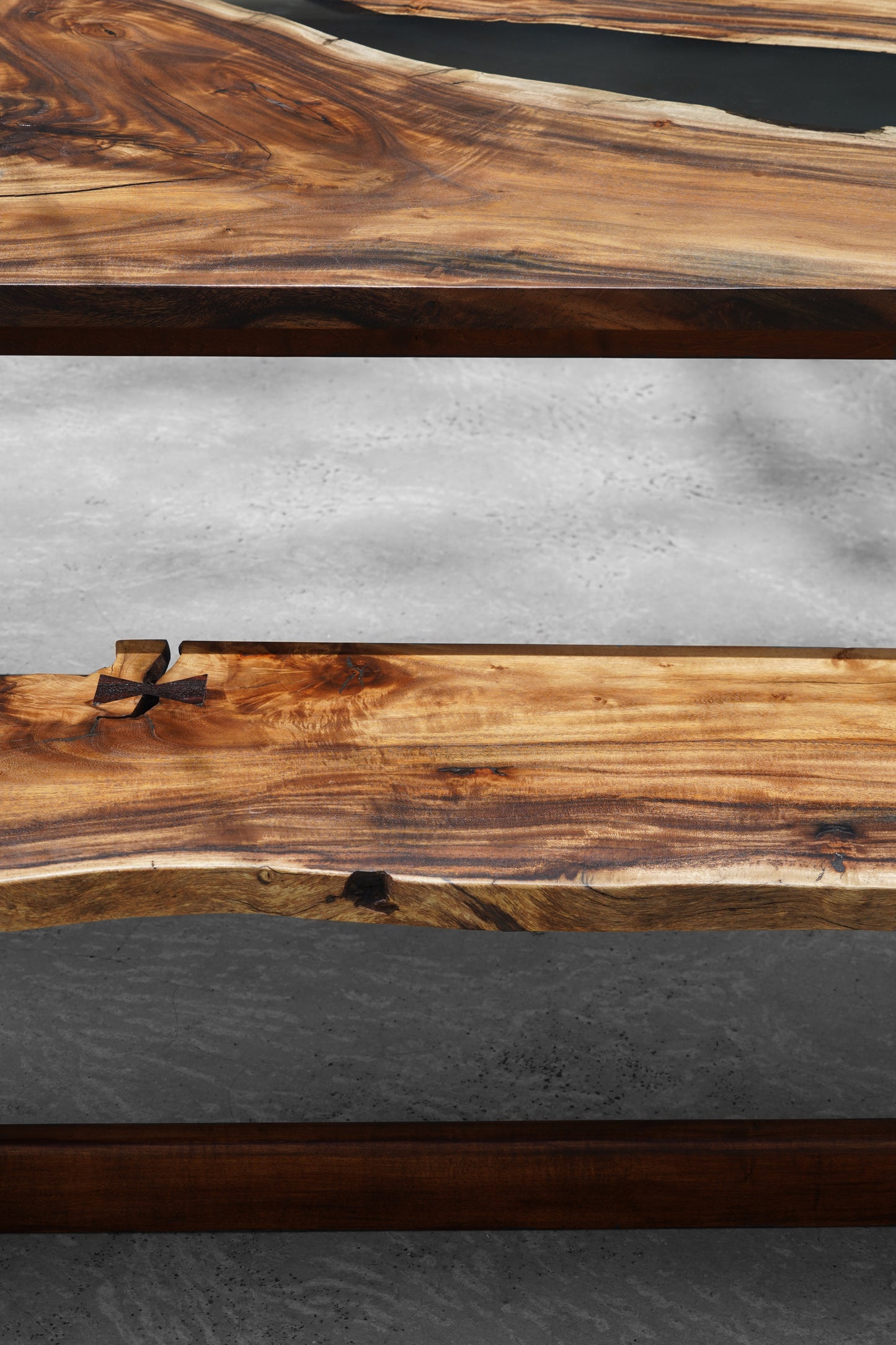 The Kaliahor Dining Table Set