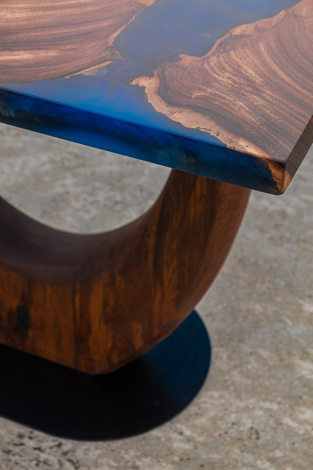 The Samandar River Table