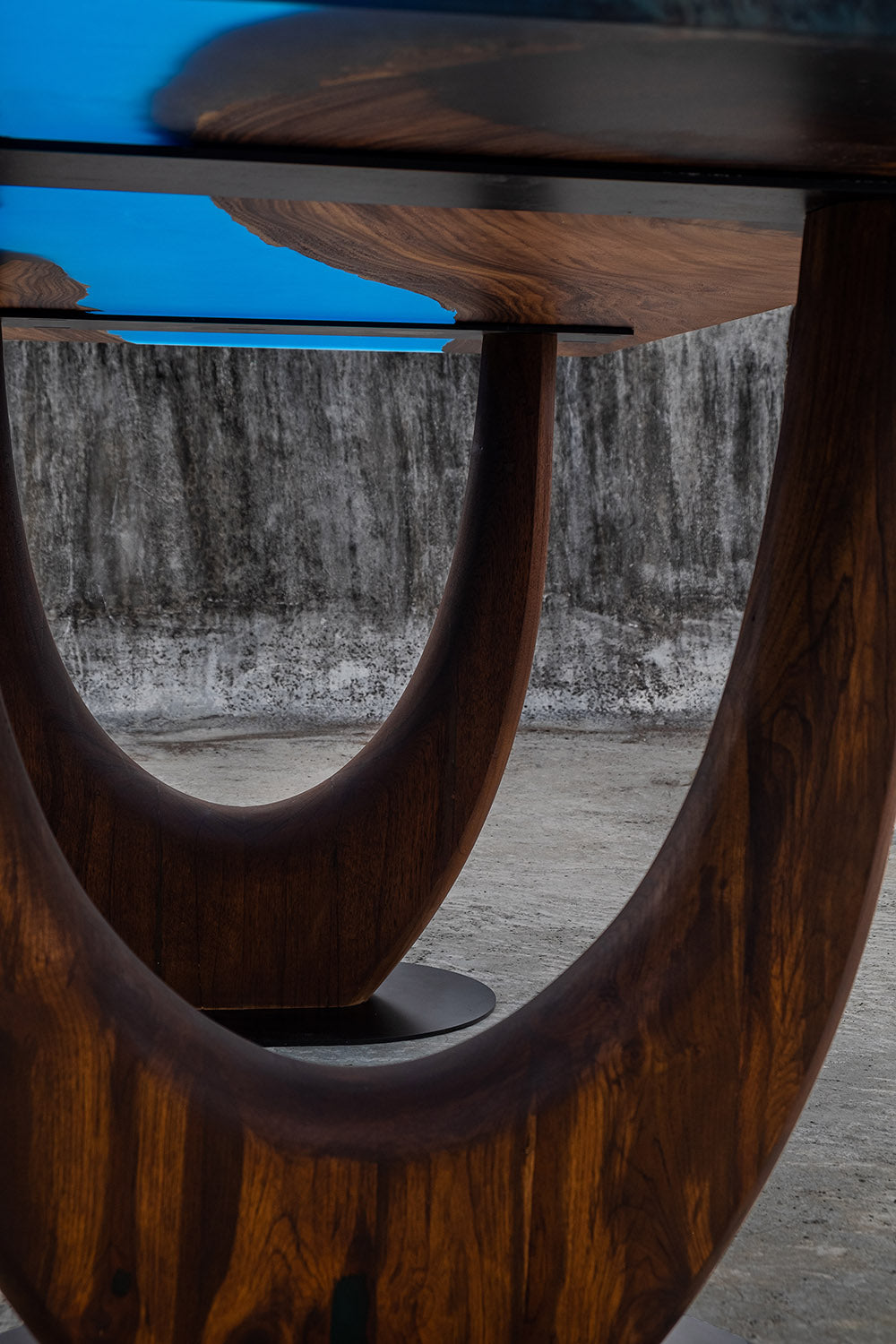 The Samandar River Table