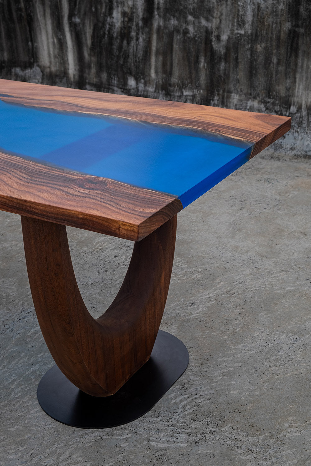 The Samandar River Table