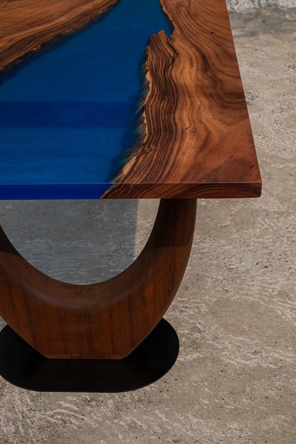 The Samandar River Table