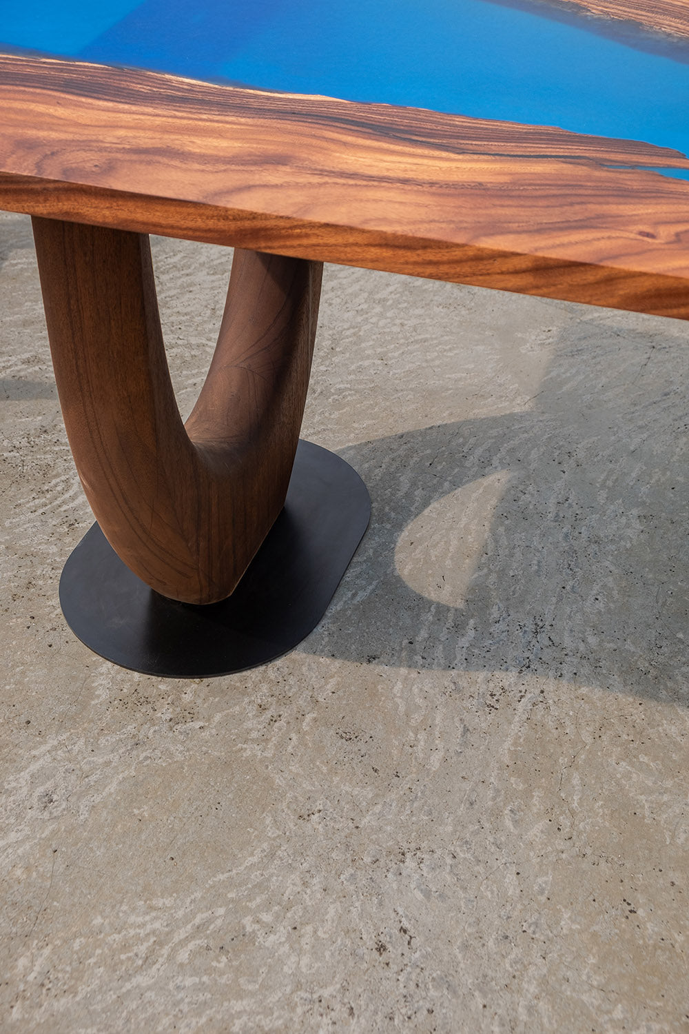 The Samandar River Table